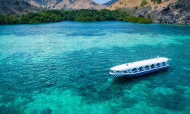 GLASS BOTTOM BOAT BY LAKO TAKA AYANA